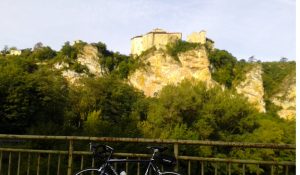 Les châteaux de Bruniquel situés dans l’un des« plus beaux villages de France »,sont perchés sur un éperon rocheux dominantles vallées de l’Aveyron et de la Vère.