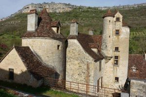 Village Autoire au pied de la falaise