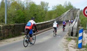Pont suspendu sur la Dordogne avant Pinsac