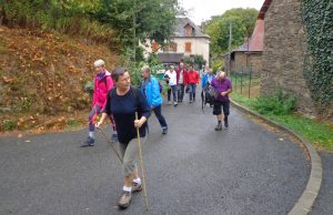 Parapluies et chapeaux rangés rapidement dans les sacs!