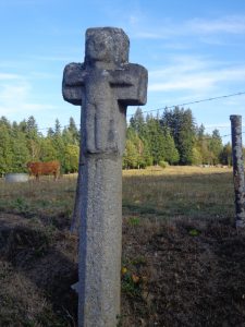 croix latine sculptée d'un Christ naïf à Vieillemaringe