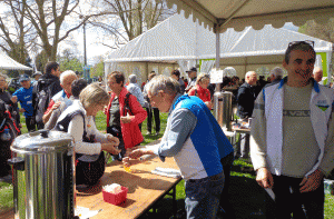 Avec Henri la bonne humeur est de mise sur le stand buvette à l'arrivée!