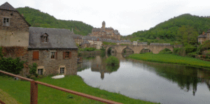 Situé au cœur de la vallée du Lot, se trouve le village d’Estaing