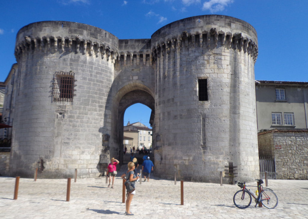 Cognac, porte de la ville sur les quais de la Charente