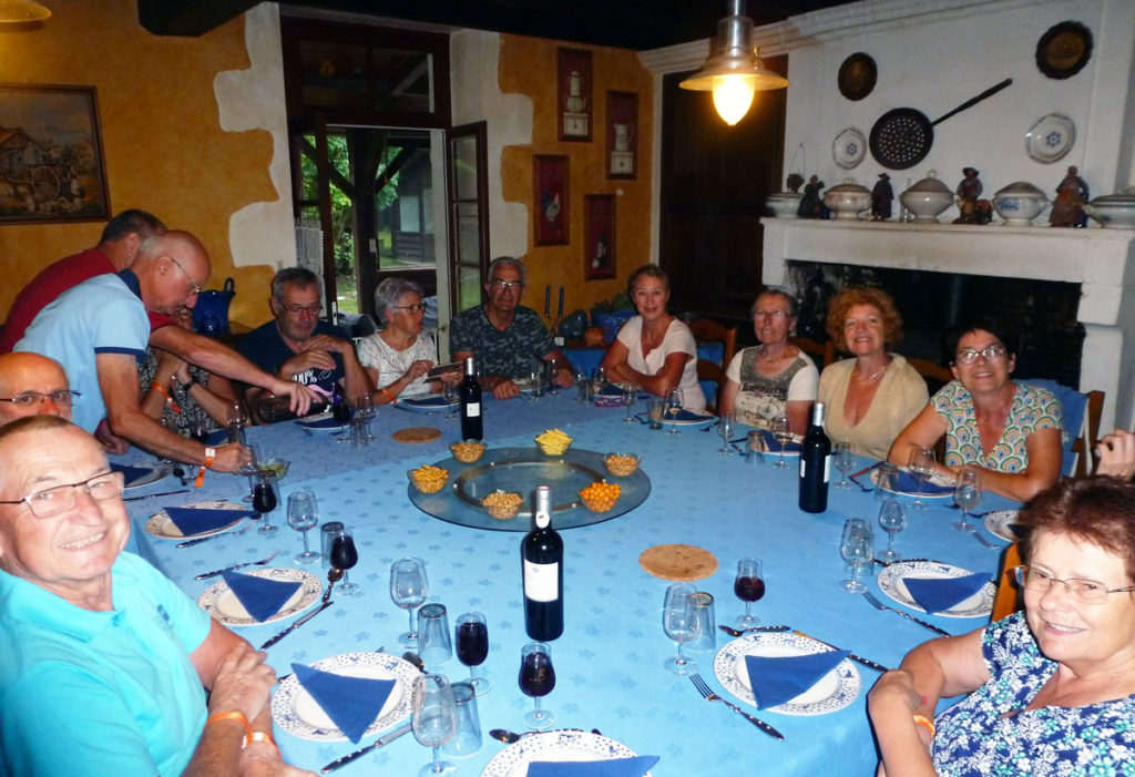 La famille du C.R.Briviste très bien soignée par Dominique au "Gîte Terre de Vignes" à Gourville