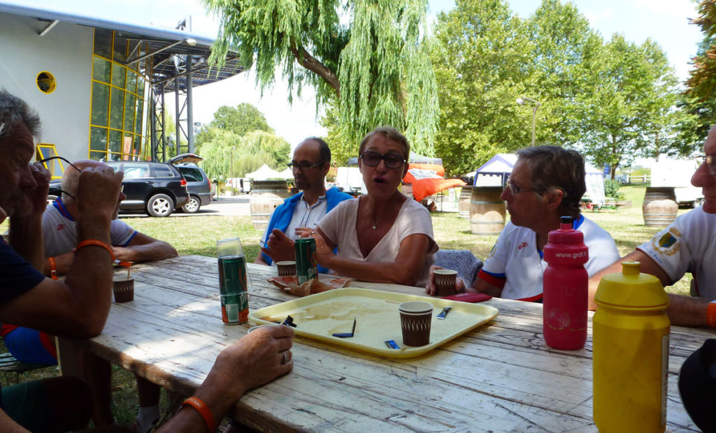 Détente! au retour de randonnée, à l'Espace 3000, permanence de la 81ème Semaine Fédérale à Cognac