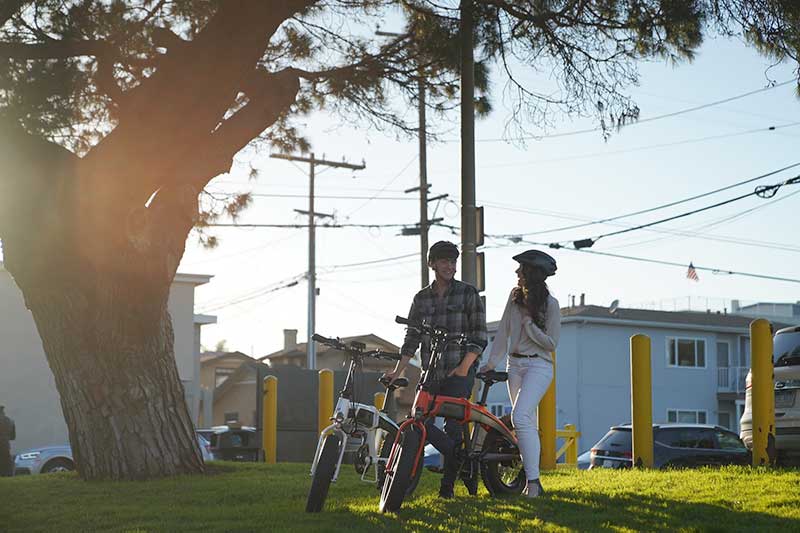 couple en vélo électrique