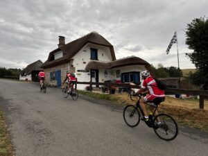 Les copains de Sarran grimpent devant une chaumière de Variéras
