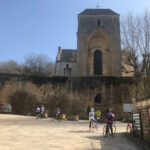 Un arrêt photo s’imposait devant l’abbatiale fortifiée de Saint Amand de Coly.